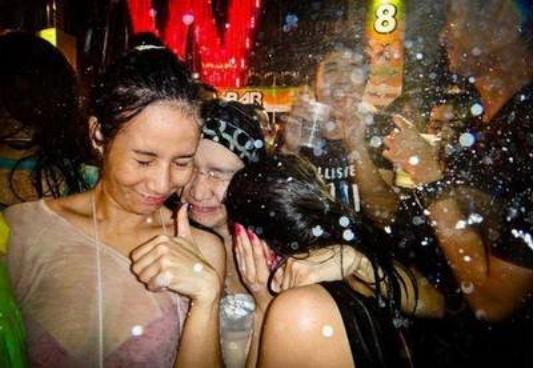 趁着泼水节公然对女生进行骚扰！向女生私密部位喷水还撕扯衣服