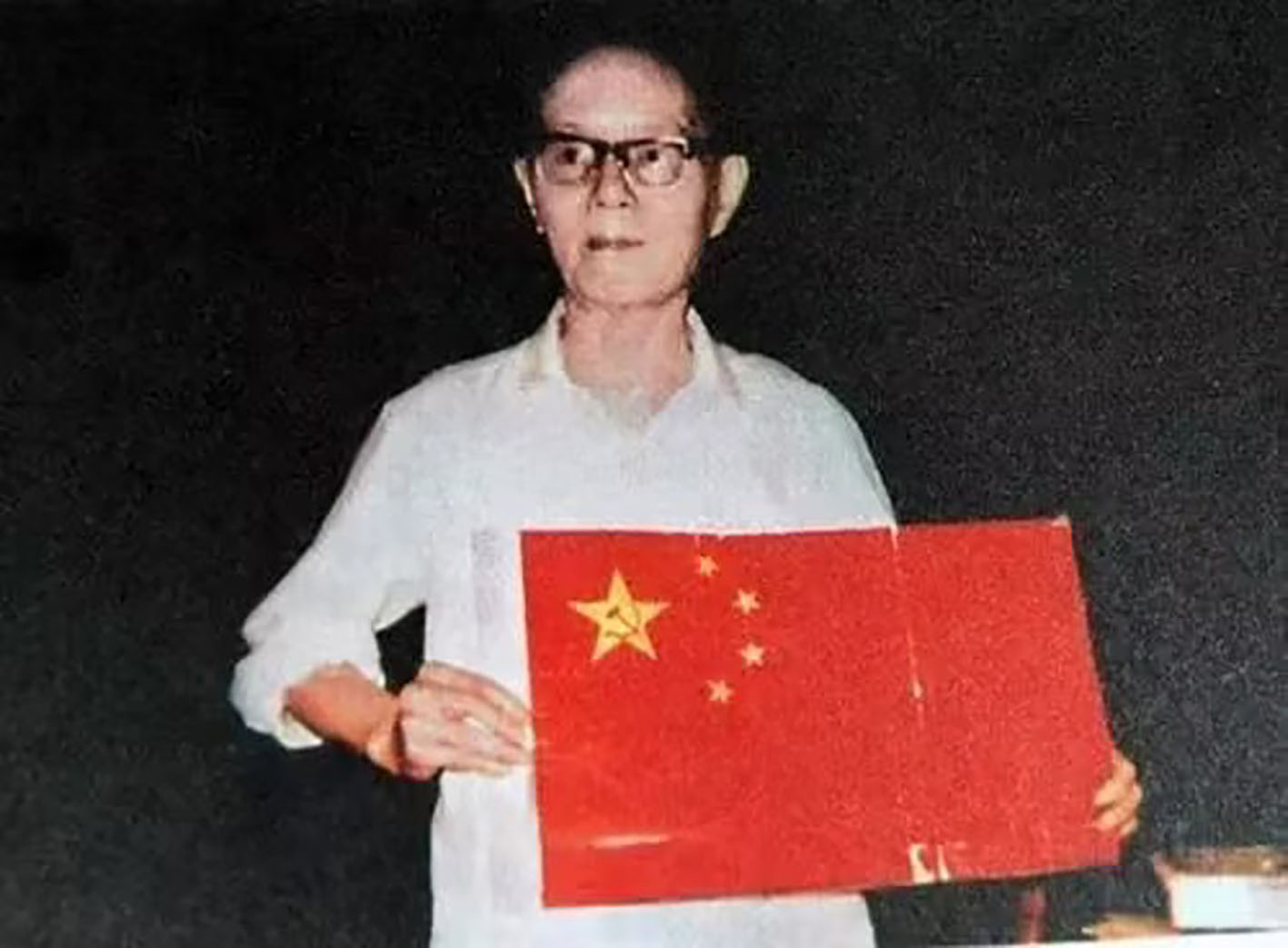 49年，*旗国**设计引争议，张治中提2条意见，最终以五星红旗为*旗国**