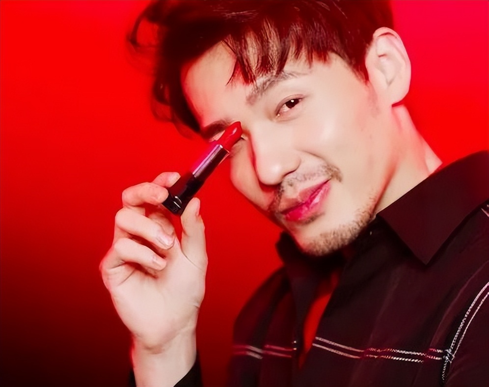 胡茬红唇，救命，代言化妆品的男明星太吓人了