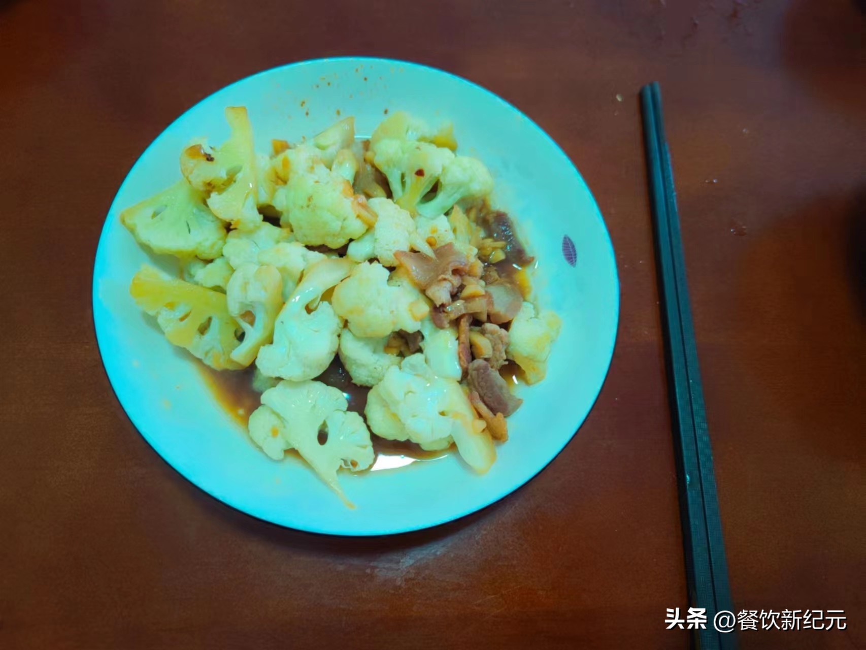 70岁大爷一顿吃一大碗,七十岁的大爷吃饭的视频