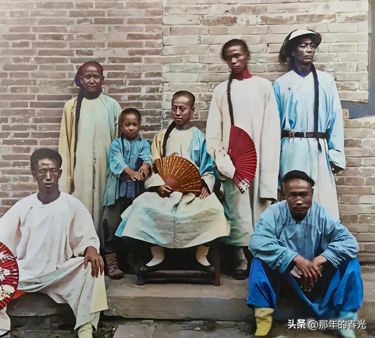 集中营惨状:30张老照片揭示妇女衣不遮体的悲惨命运!