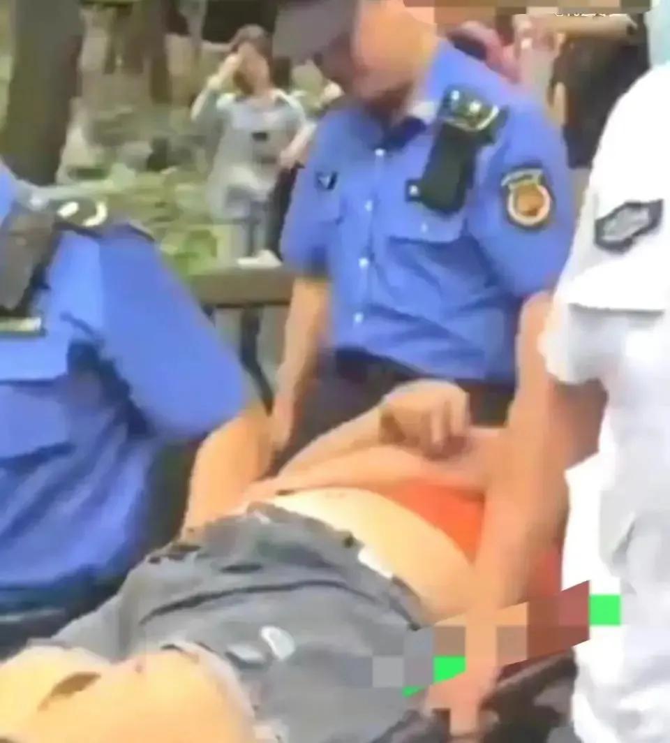 “看，一个死人”，大妈微笑和“尸体”合影