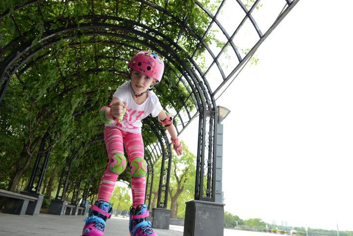 轮滑教程初学儿童版,轮滑怎么刹车