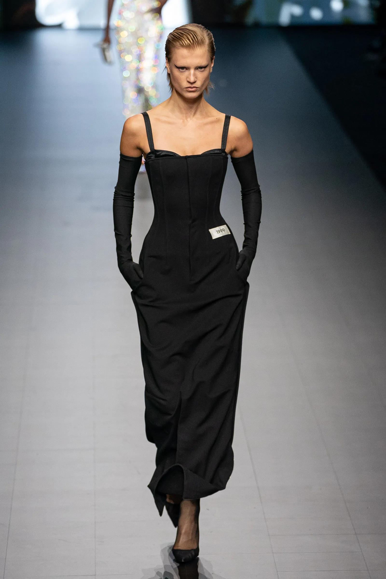 从《王冠》到《白莲花大饭店》，女主穿搭就是你23春夏时尚教科书