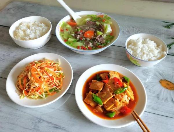 尸体药水泡海鲜，“色素”鸡蛋再现，315未曝光的菜场内幕太吓人