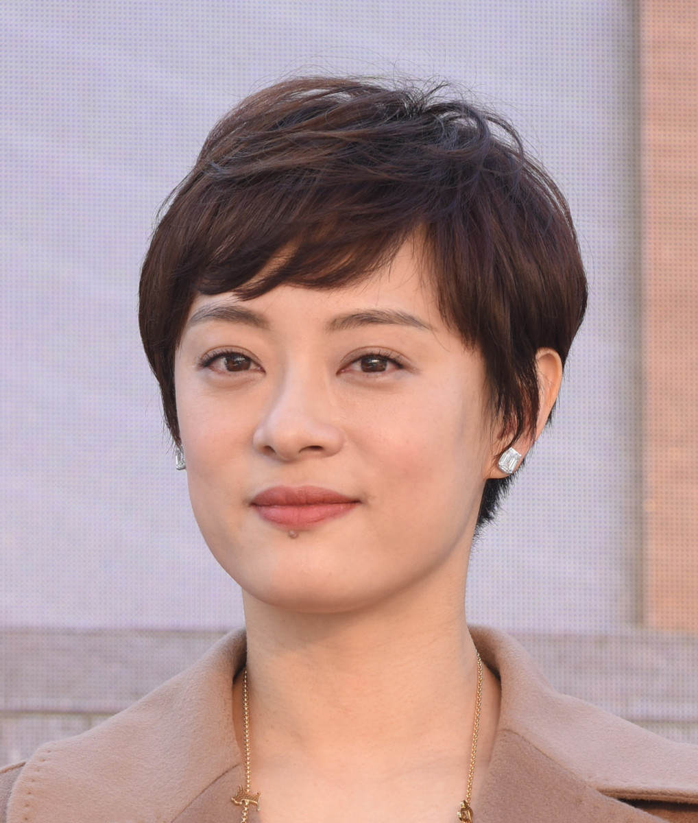 头大脸小的女生适合什么发型,头小尖脸大的女生适合什么发型