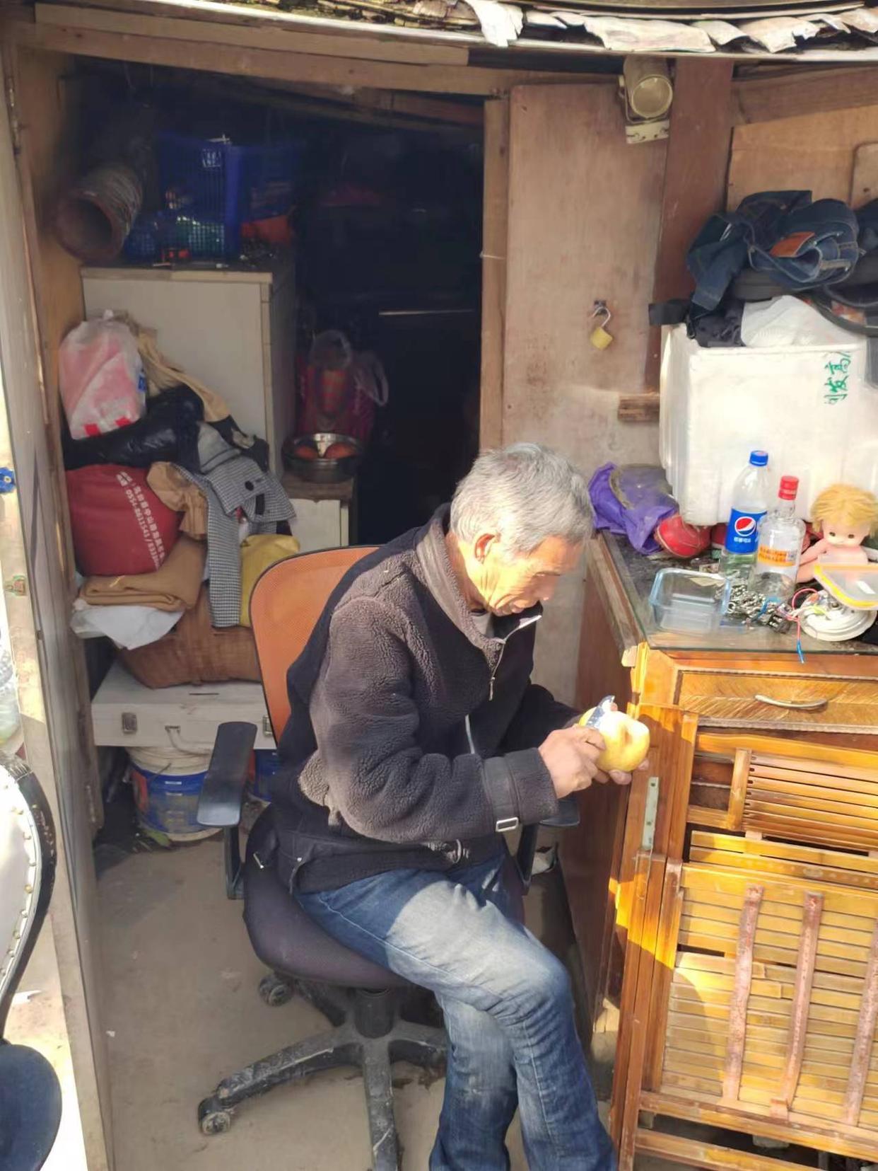 河南一老人在上海独居20多年，无水无电，得了幻想症