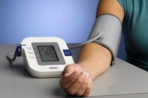 如何正确使用电子血压计,乐普手臂式电子血压计的使用方法