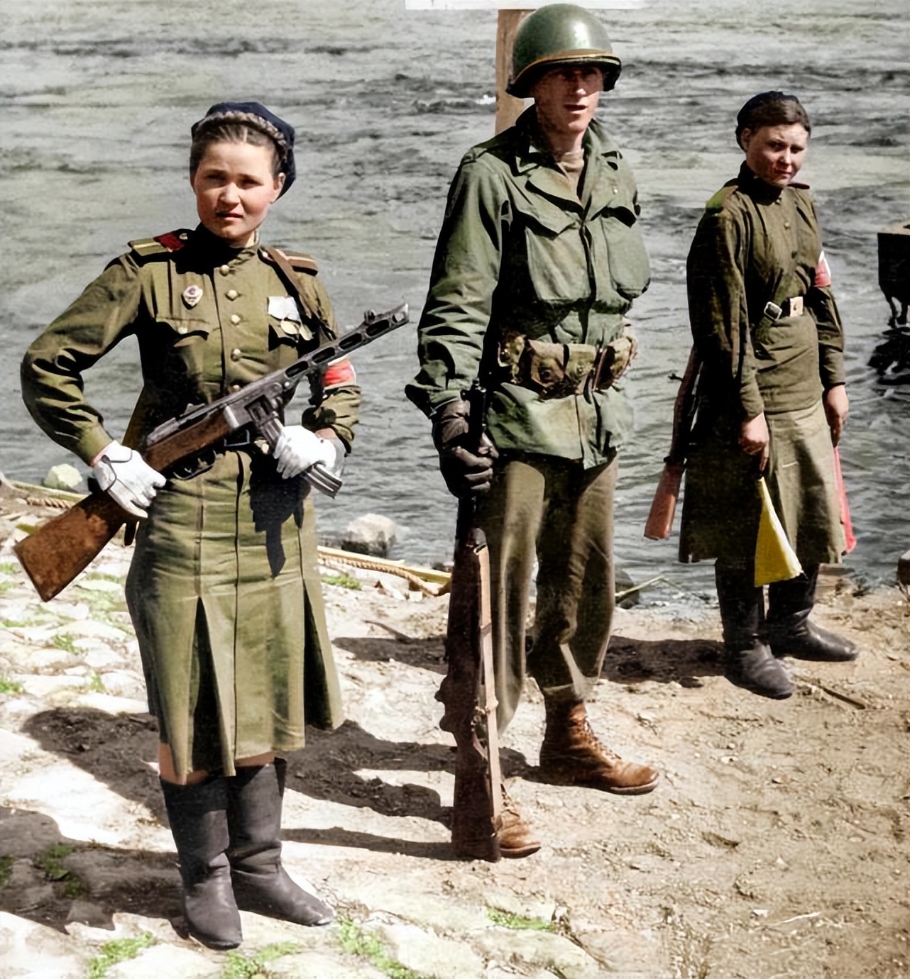 奥斯维辛集中营骨瘦如柴的犹太人,二战战争中给军人擦皮鞋老照片