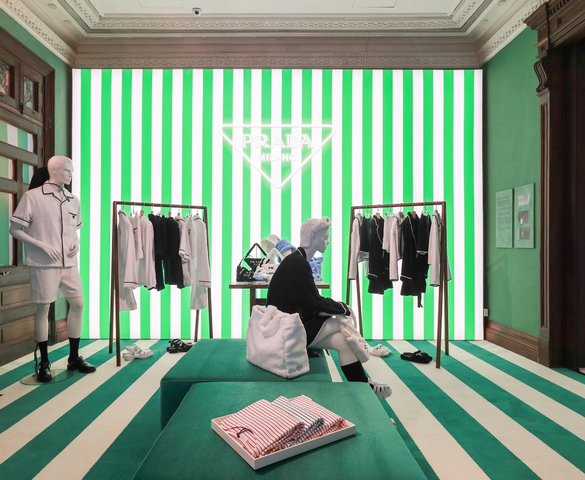 pradatropico快闪店,prada夏季新款黑白条纹风