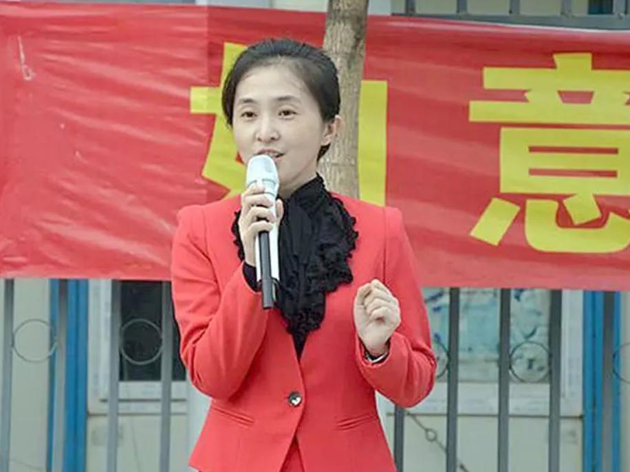 美女校长胡红梅堕落记：凭美貌走上巅峰，成“文字小偷”跌下神坛