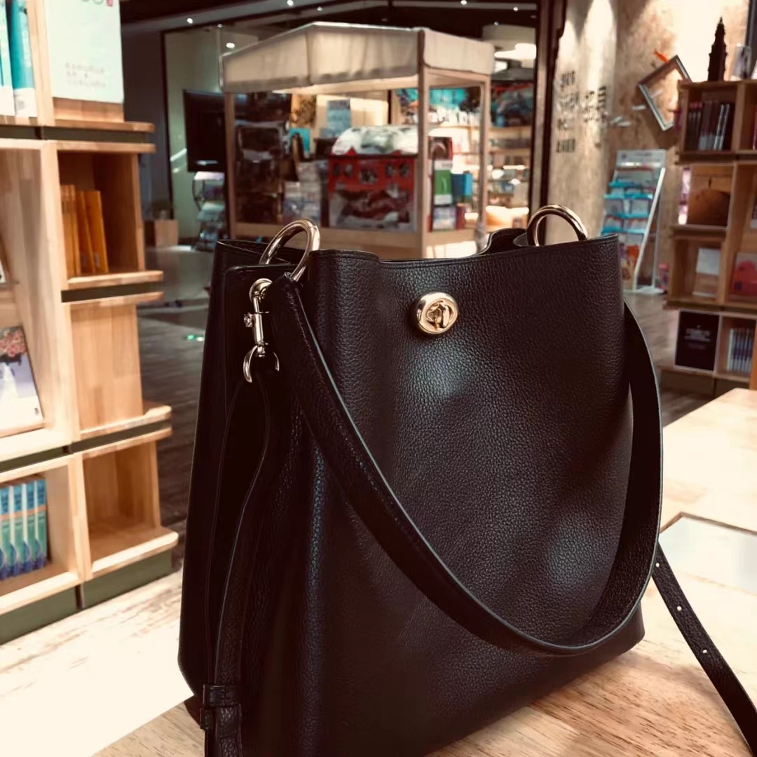 coach经典水桶包大号好还是小号好,coach经典水桶包