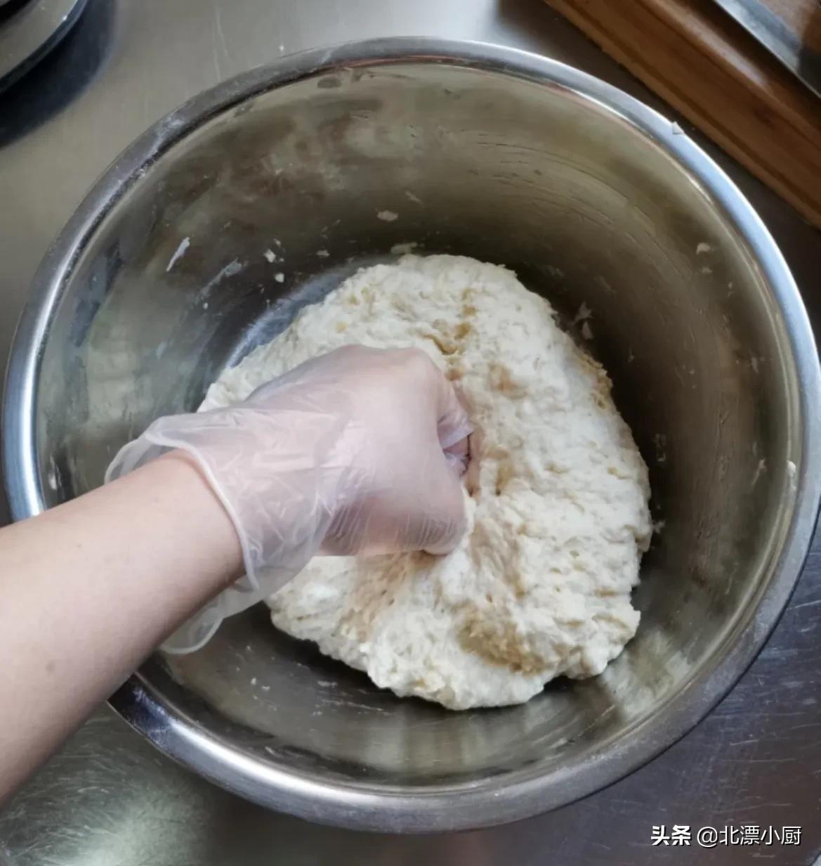 自制油条的简单做法晚上和面,自制小油条简单做法用什么水和面