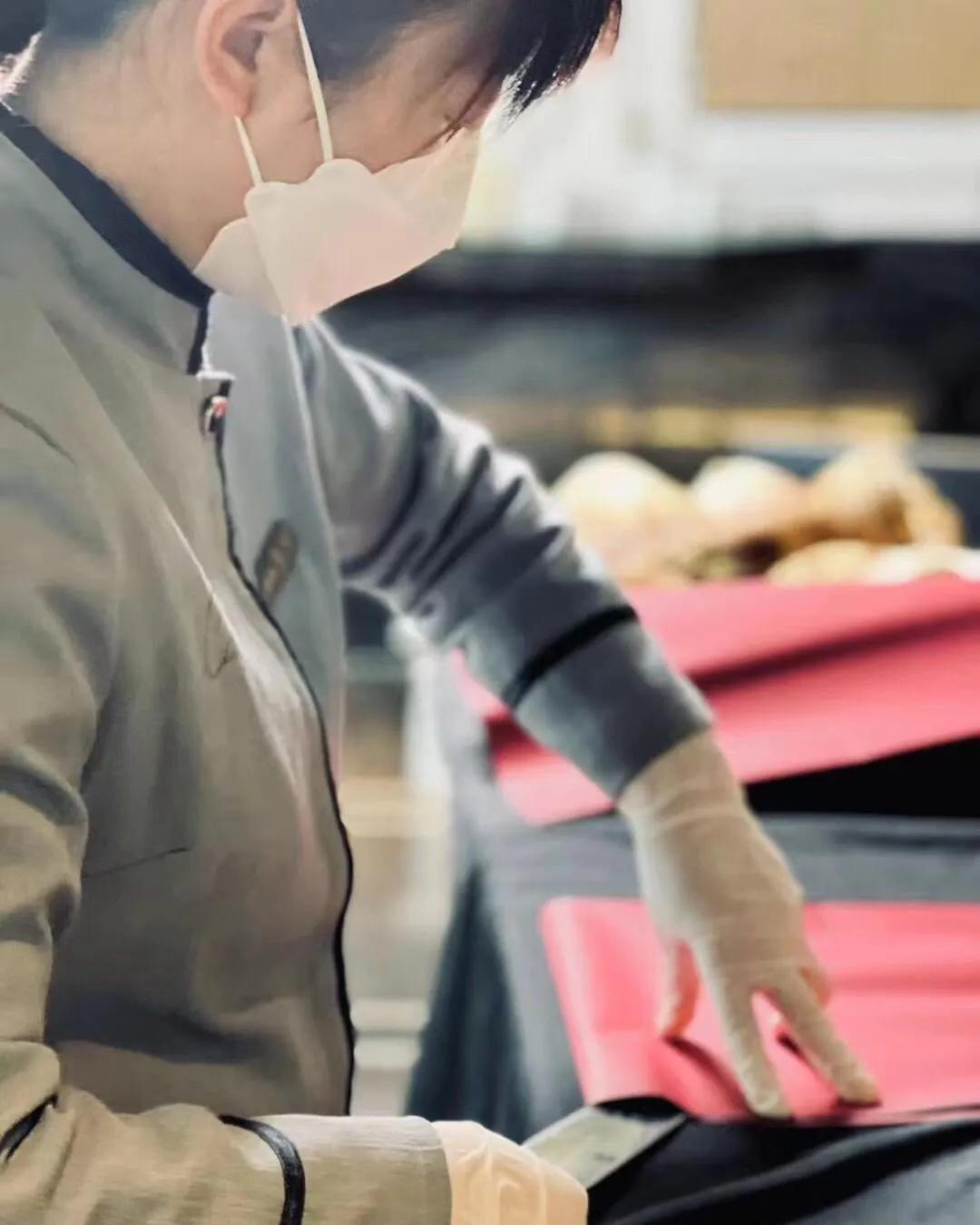 上海某奢侈品店为有迫切需求的客户提供精心包装的蔬菜，笑翻了