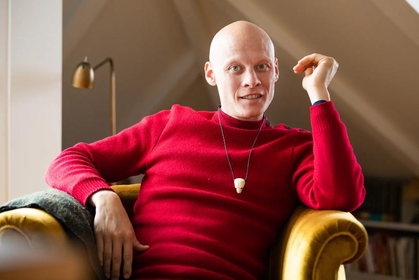 美国男子脱毛,美国男子患罕见疾病天生无锁骨