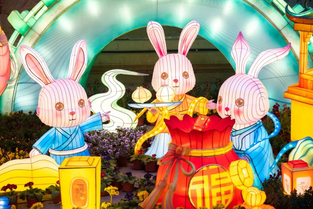 上海游客豫园观赏新年灯会,正月十五元宵节上海哪里有灯会