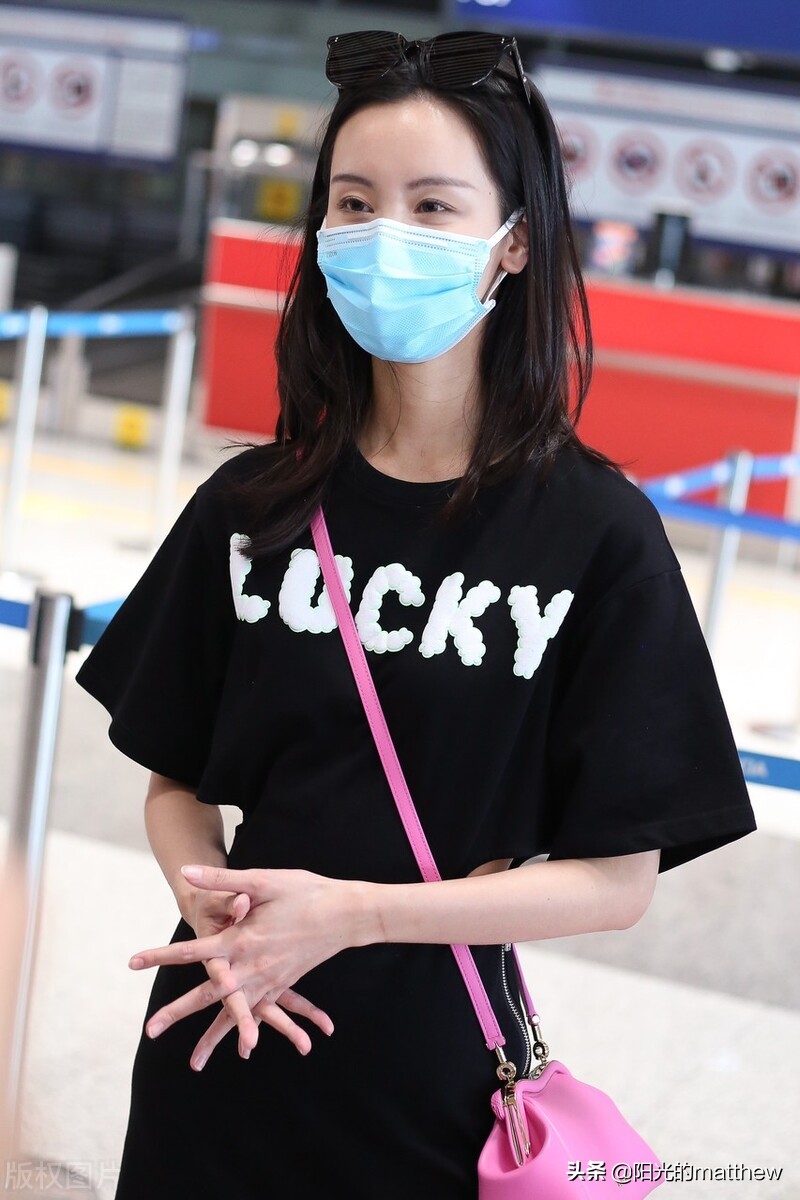 校花陈都灵街拍,像陈都灵的街拍女孩