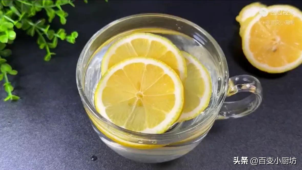 柠檬百香果茶用开水还是温水冲泡,柠檬泡水喝是热性还是凉性