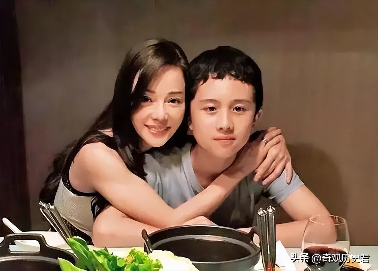 父女之间亲嘴的危害,父女亲脸拥抱违法吗