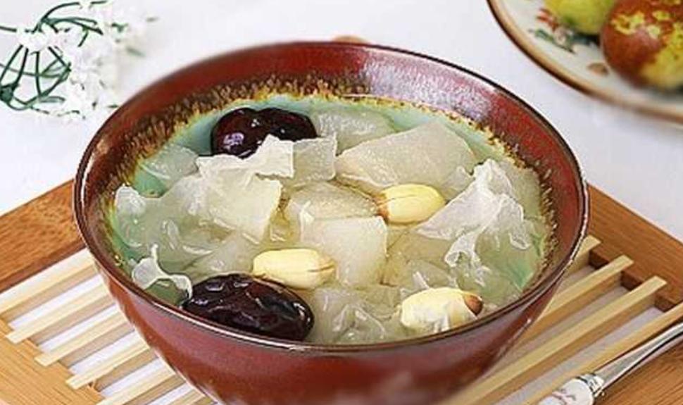 食谱止咳润肺的冰糖雪梨银耳汤,砂锅冰糖雪梨的正确做法润肺止咳