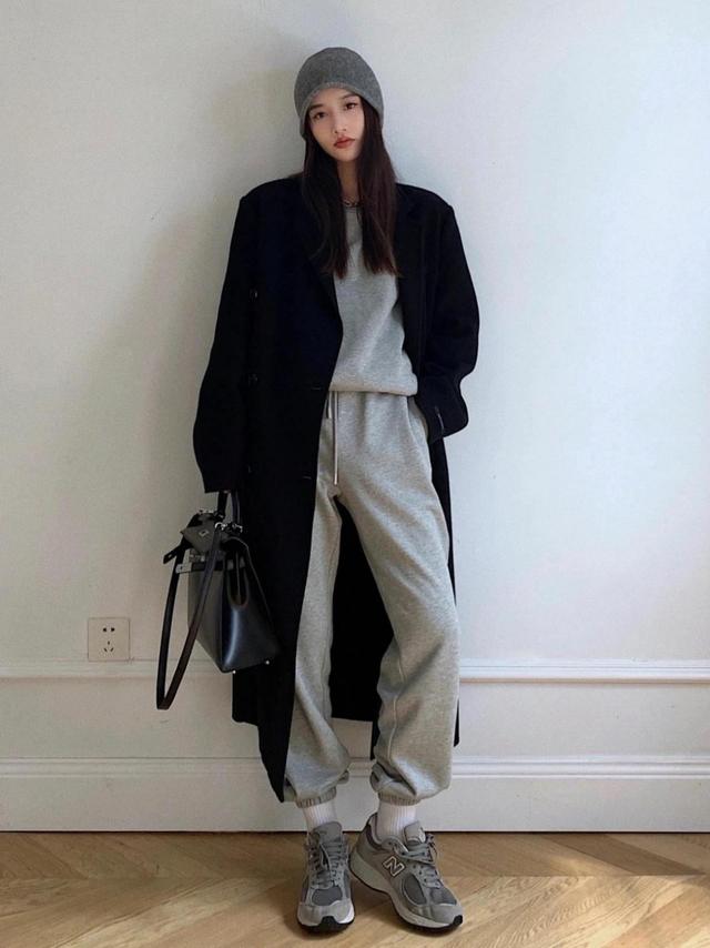 大衣卫衣今冬最火混搭套路时髦炸,冬季穿大衣卫衣减龄时髦