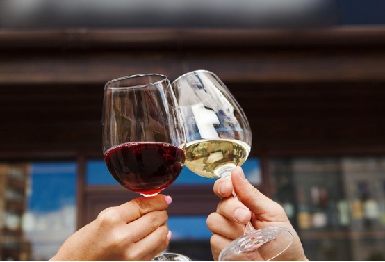 买红酒时,瓶口的软木塞只是用作密封?行家:别小瞧,用处太大了