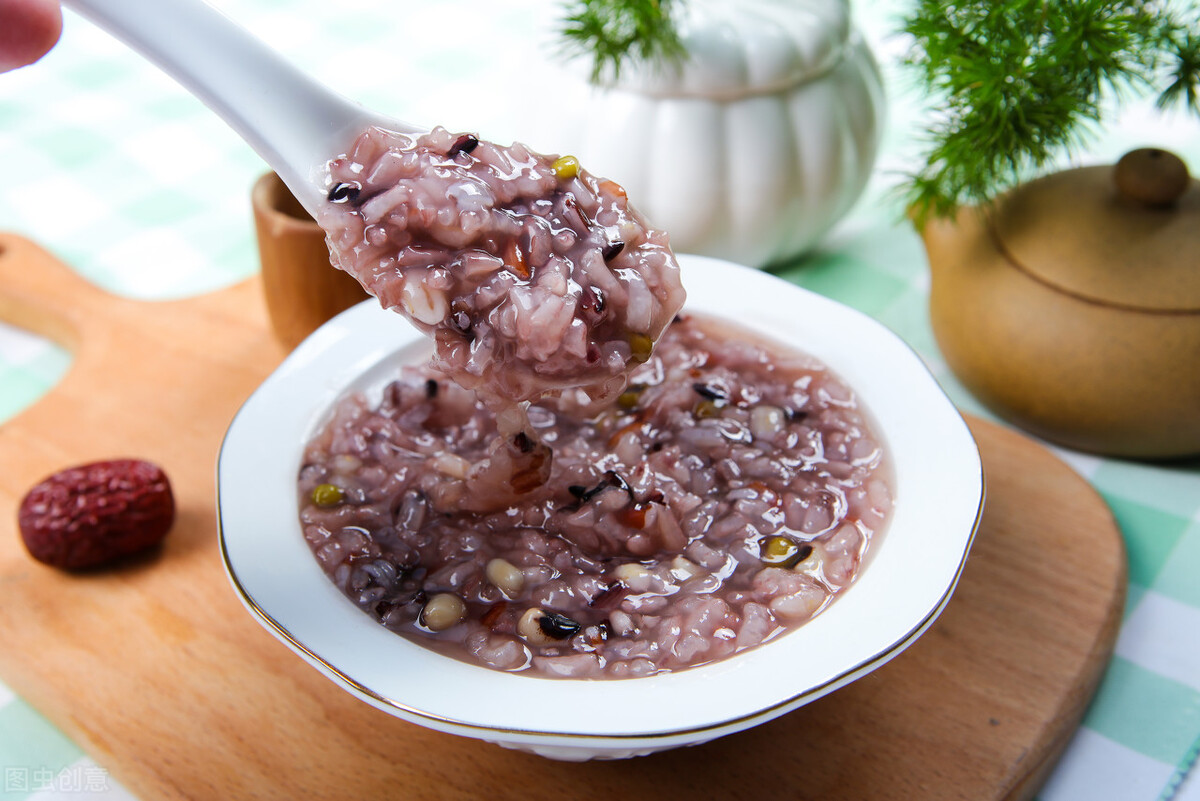 拔白头发要怎样才能长出黑发,白头发拔一根长七根吗