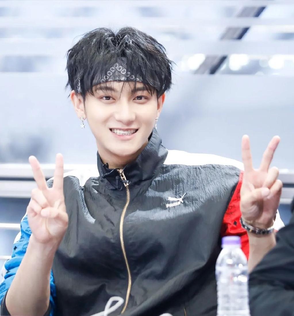 黄子韬变秃头爱豆,还撞脸裘千尺?假发果然是个好东西