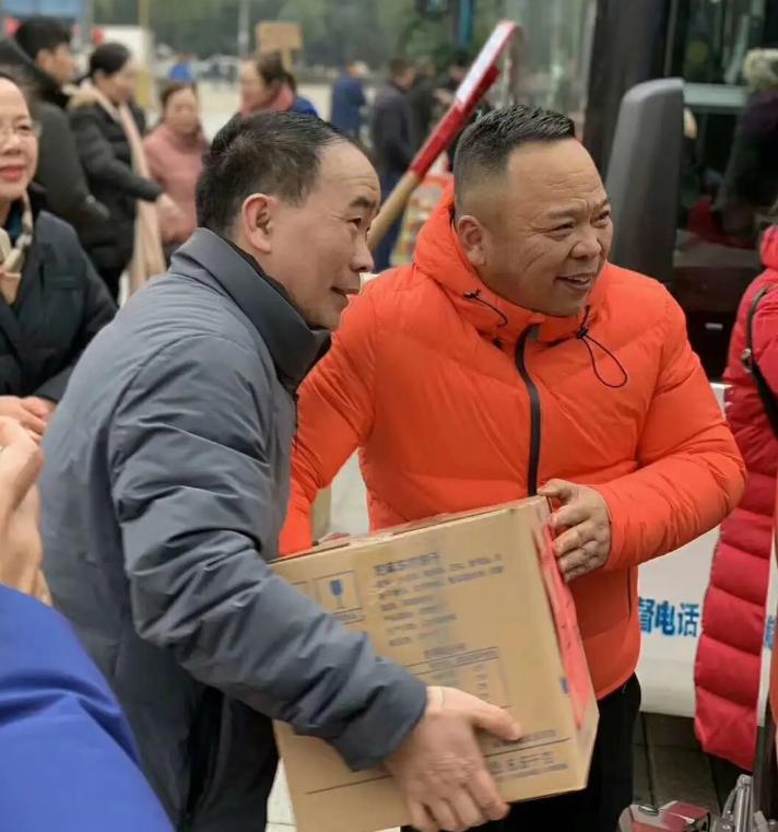 花1亿给员工包车,20年没人离职!他跟996对着干,却年入226亿