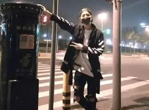 鹿晗关晓彤自交往以来备受争议,鹿晗关晓彤公开恋情前的回顾