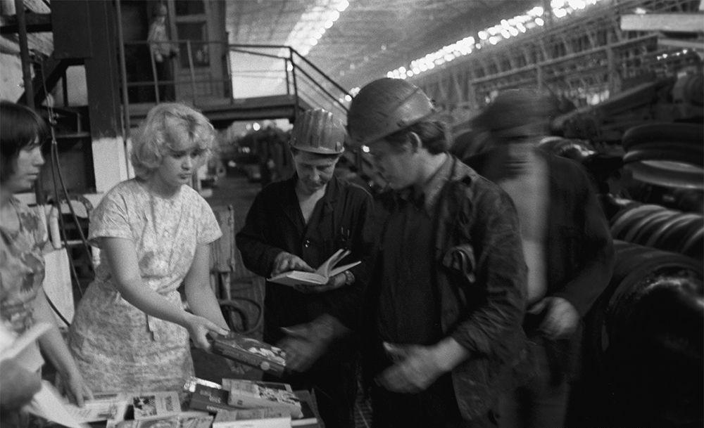 亚速钢铁厂有多少职工,亚速钢铁厂工人