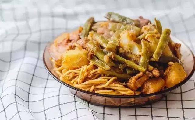 芸豆土豆焖面的做法,南瓜土豆焖面的做法