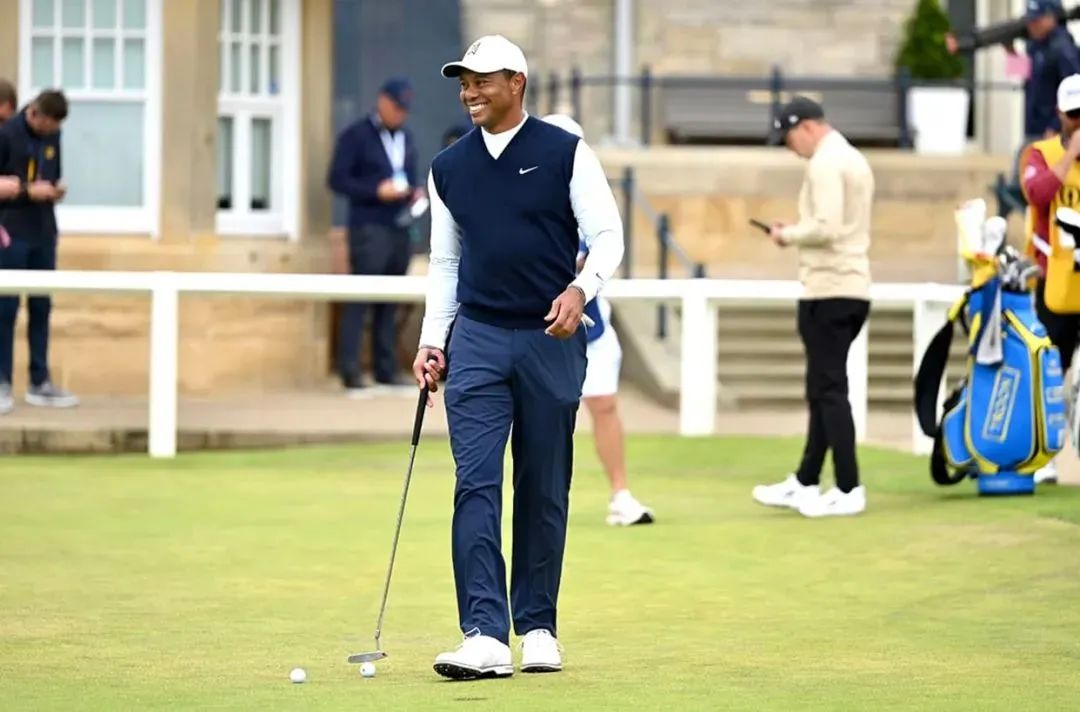 群雄逐鹿英国公开赛，卡梅隆·杨单独领先，伍兹难进决赛轮