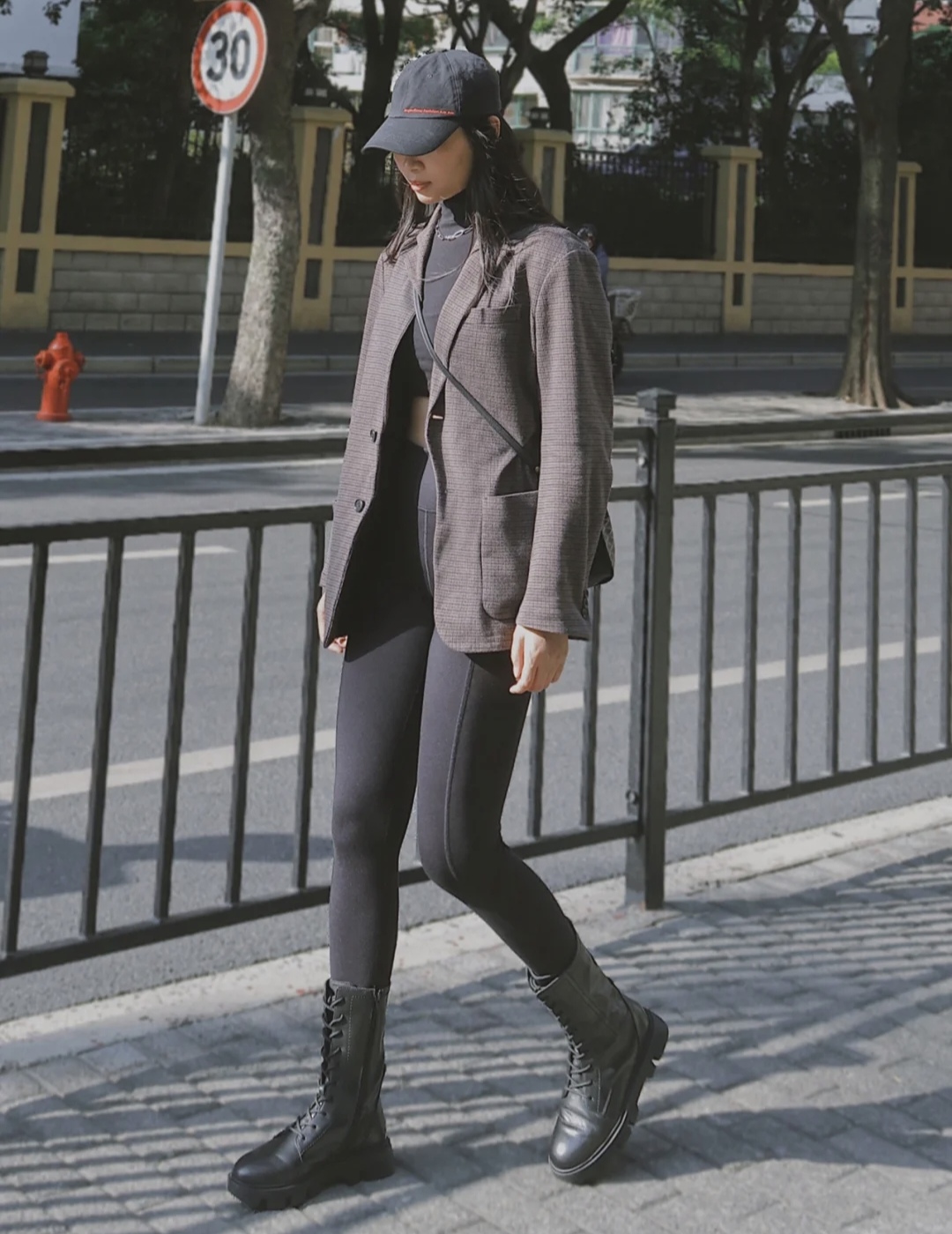 马丁靴的正确搭配图秋冬,穿长腿马丁靴配什么裤子好看