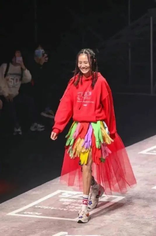 本年度最甜爱情故事：蓝朋友成了男朋友！汶川地震“钢腿女孩”官宣恋爱，全网磕糖