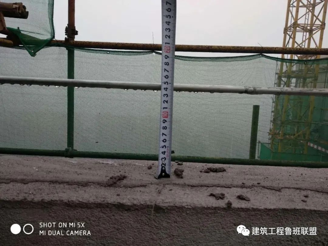 钢屋面避雷带做法,屋面避雷带新规范标准做法