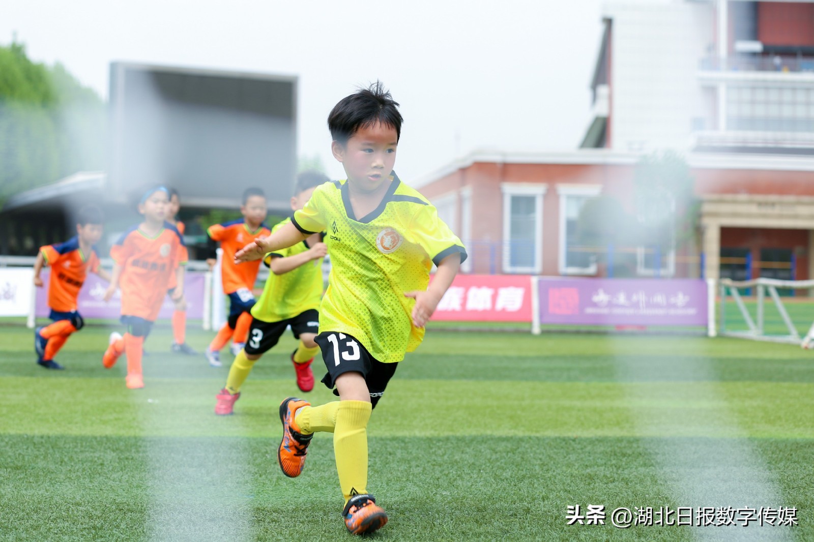 幼儿园孩子踢足球创意视频,足球比赛萌娃看台