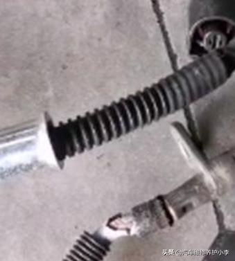 奥迪q5行驶中亮电瓶灯,奥迪q5更换电瓶后报警