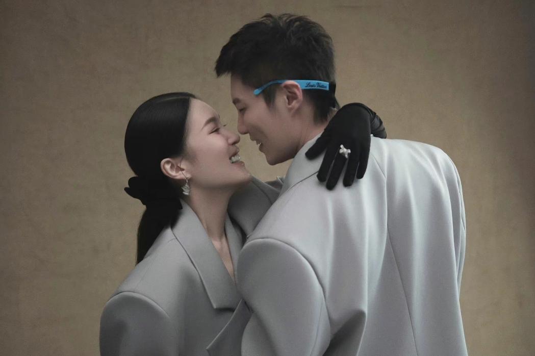 赵本山女儿晒结婚证件照,赵本山为女儿官宣恋情