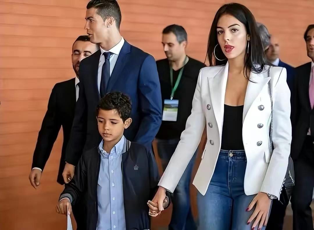 乔治娜是世界上最幸福的女人,乔治娜22岁遇到了人生挚爱