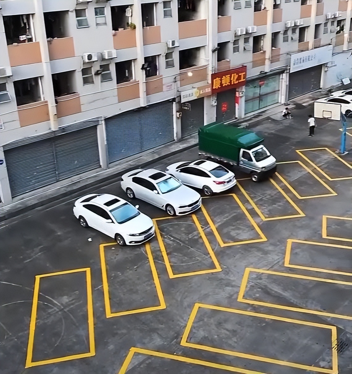 为什么日本面积小却没有停车问题,带大家来看看日本的停车场