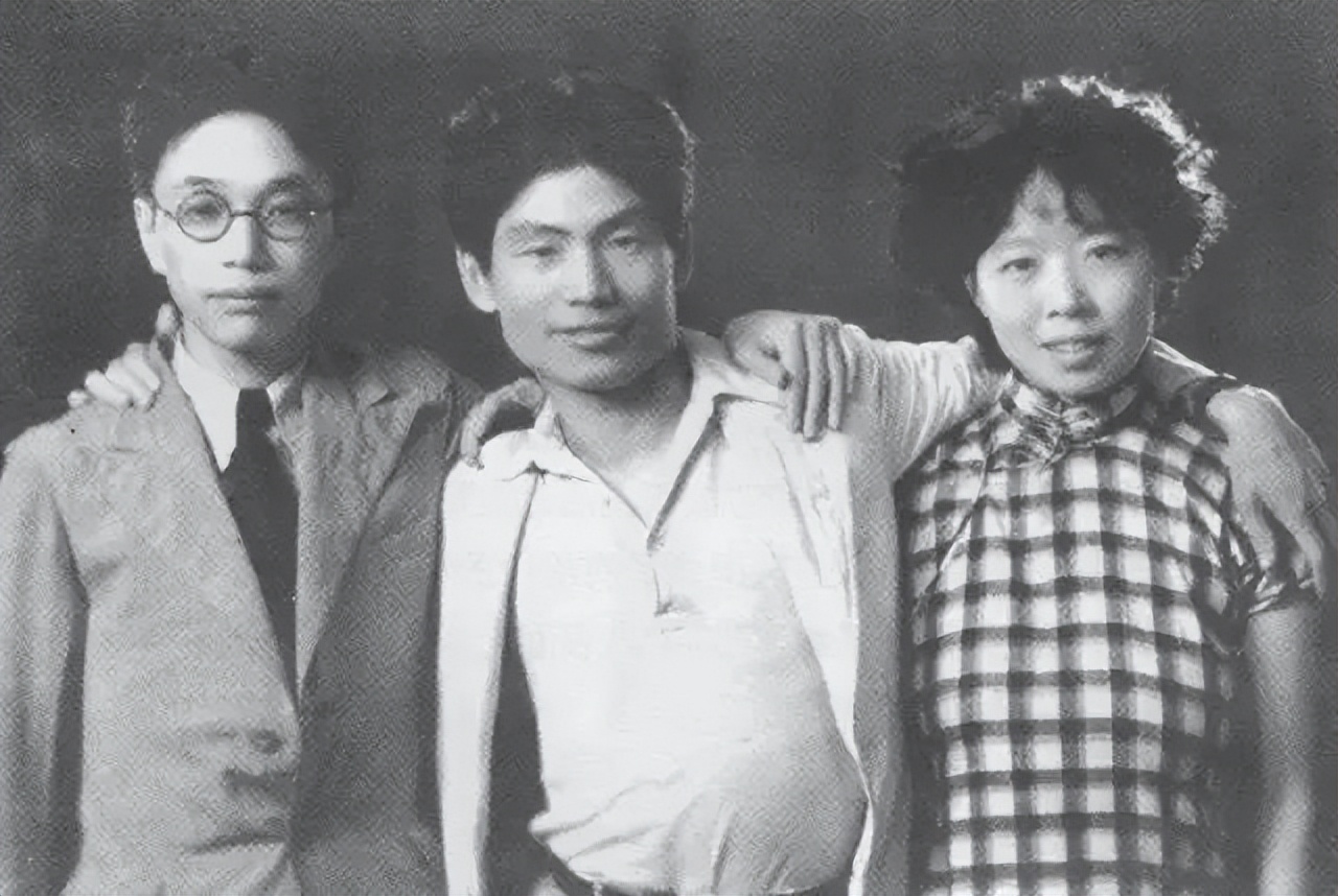 私生活混乱，与六位男子有亲密关系，萧红的悲剧不过是咎由自取