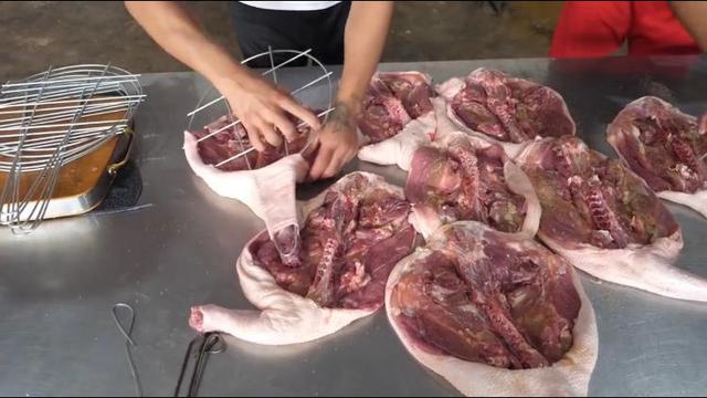 大叔真聪明6元买猪肉,大叔真独特卖鸭子只要鸭皮