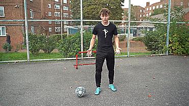 花式足球空中转圈技巧,简单实用的足球花式技巧