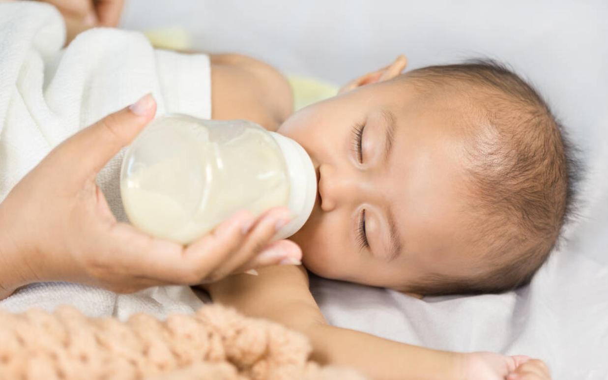 新生儿标准喝奶量拒绝过度喂养,宝宝猛长期奶量跟平时的差别