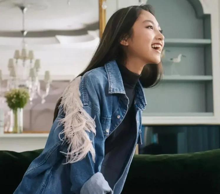 任达华女儿秀身材,任达华女儿长腿穿搭