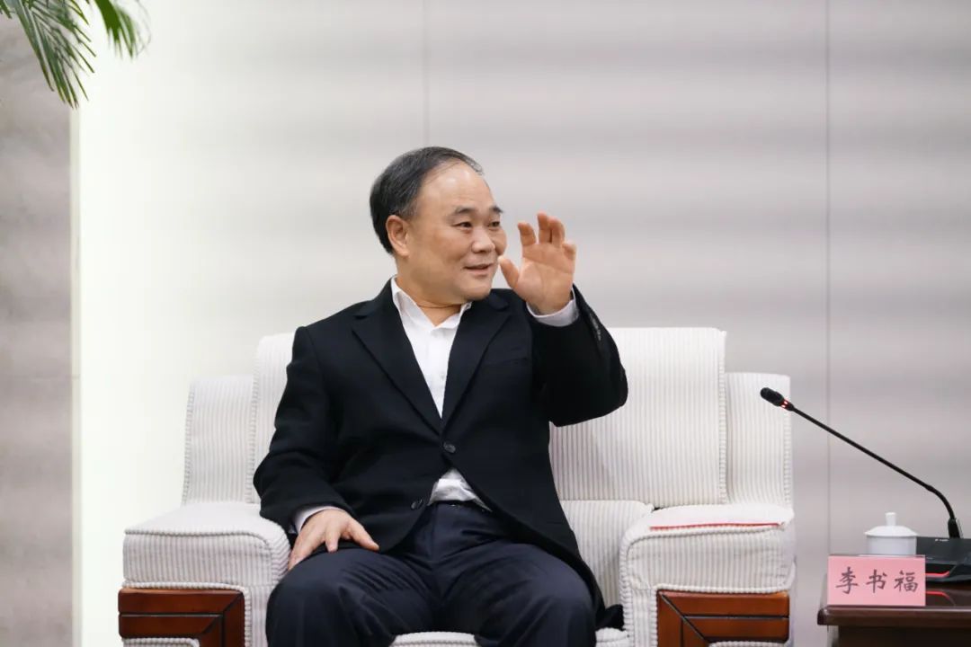 从手机到卫星，李书福为什么啥都干？