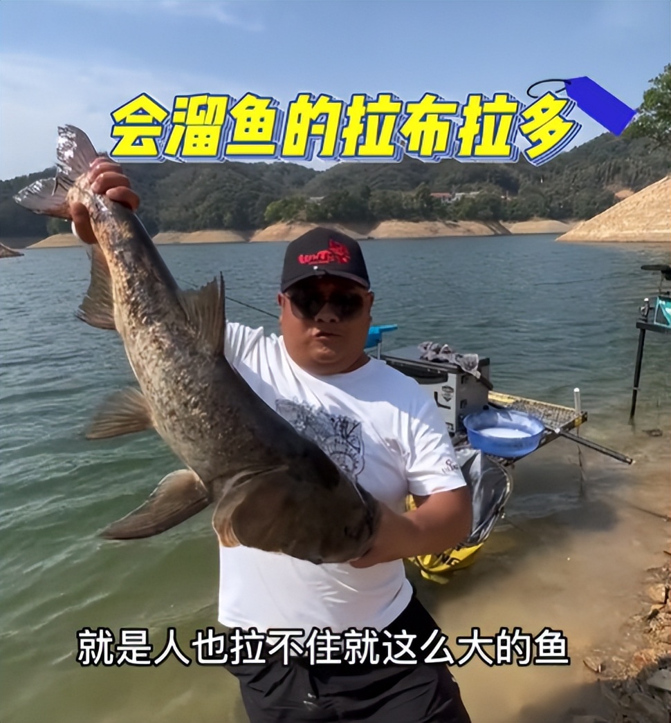 钓鱼硬把鱼拖上岸,鱼竿被鱼拖下水的瞬间