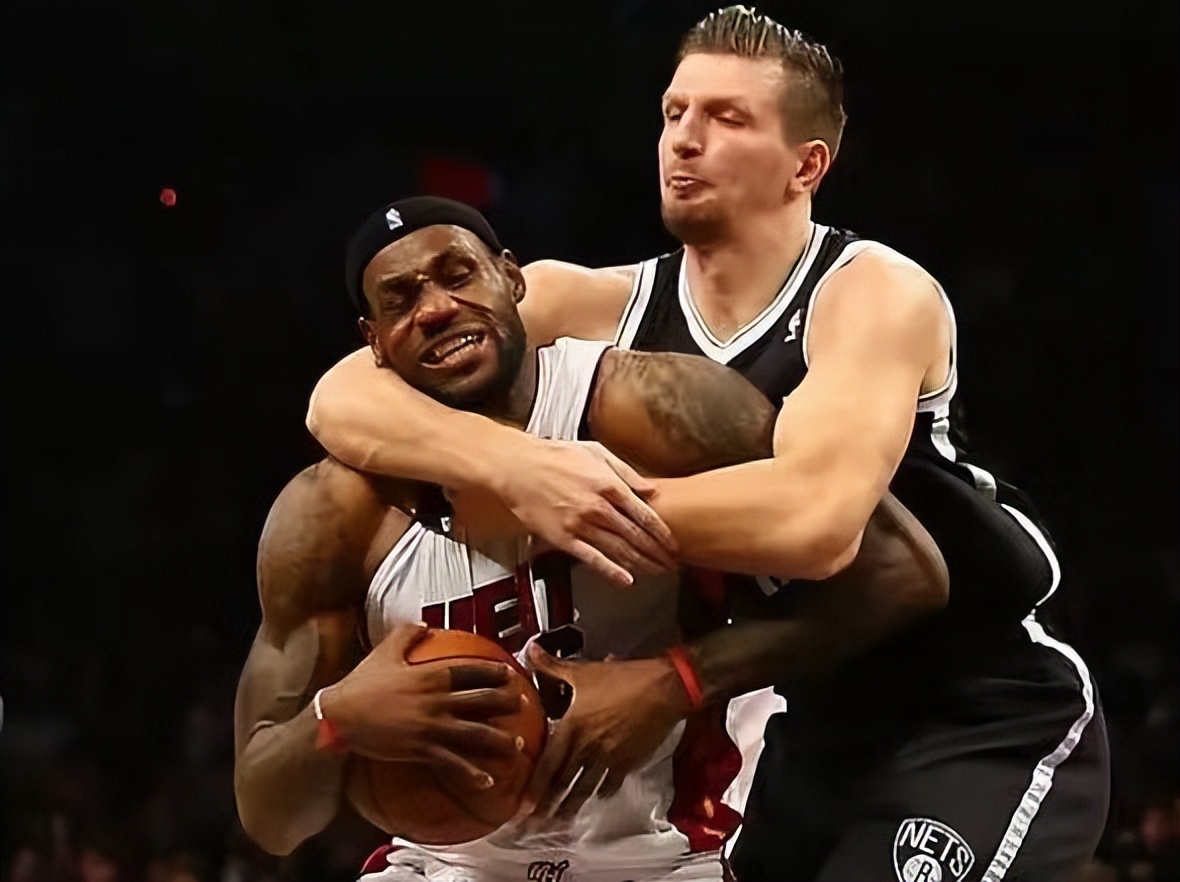 詹姆斯垫脚格兰杰是故意的吗,詹姆斯被格兰杰嘲讽后续