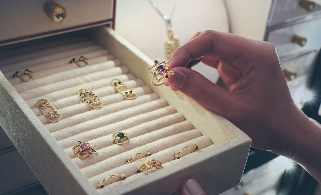 这个享誉迪拜的珠宝设计师，自小与珠宝结缘，她的设计理念很独特